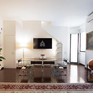 https://spiga-duplex-suites-by-montenapoleone-living.italymilanhotels.net